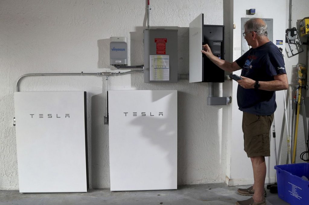 အိန္ဒိယတွင် အိမ်သုံး လုပ်ငန်းငန်းသုံး ဘက်ထရီစက်ရုံ တည်ဆောက်ရန် Tesla အဆိုပြု